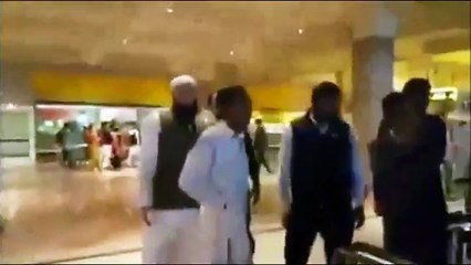 JUNAID JAMSHED SLAPPED BY PEOPLE  - people beats JUNAID JAMSHED  At Airport (Full Video)