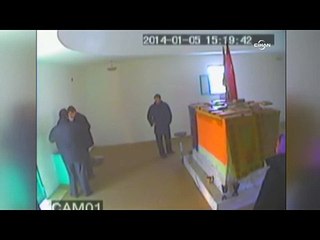 Türbenin yardım kutusundaki paraları çalanlar kameraya yakalandı