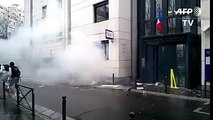 Des jeunes s'attaquent à un commissariat en représailles au lycéen frappé jeudi lors des manifestations à Paris