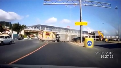 KUMPULAN VIDEO  KECELAKAAN MAUT DIJALAN RAYA 1