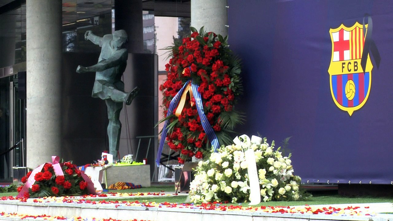 Barcelona fans pay hommage to Cruyff