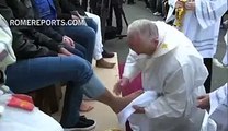 Pope Francis washes the feet of Muslim refugees