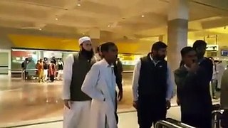 Junaid jamshed beaten up at airport by ashiq e rasool  share it