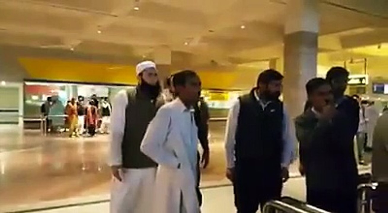 Junaid jamshed beaten up at airport by ashiq e rasool  share it