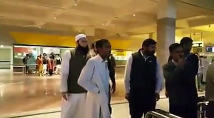 Junaid jamshed beaten up at airport by ashiq e rasool  share it