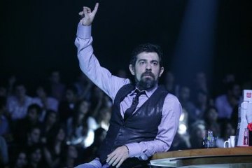 Okan Bayülgen Muhabirlere Hakaret Yağdırdı