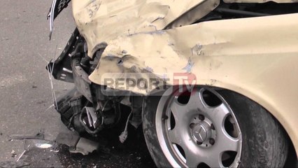 Report TV - Tiranë, përplasen dy automjete njëra bie në Lanë, nuk ka viktima