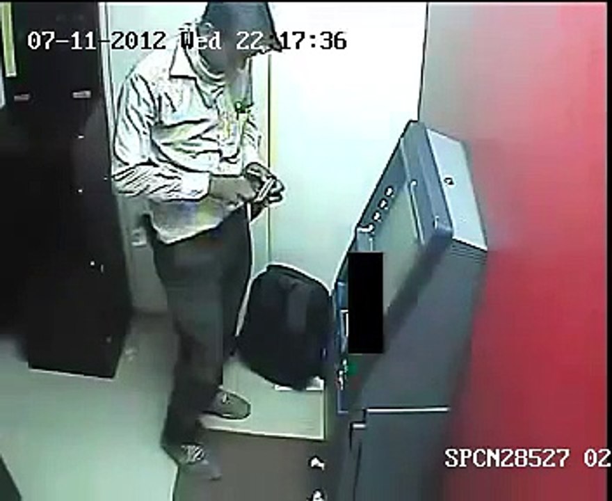 Guy Looted The ATM Just In 3 Mins   MUST WATCH