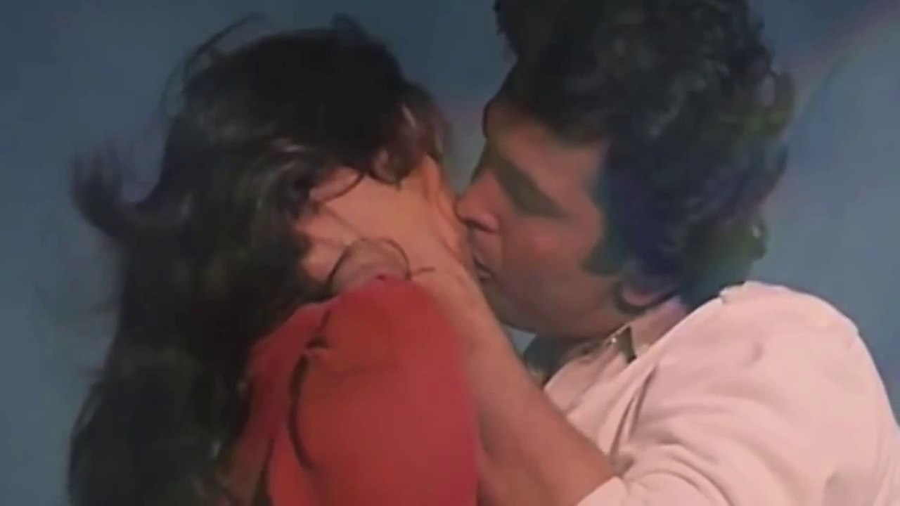 Dimple Kapadia Hot Love Scene | Rishi Kapoor