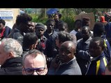 Gricignano (CE) - I migranti del centro di accoglienza bloccano il traffico (26.03.16)