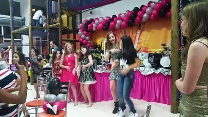 Cúmplices de um resgate dançando funk