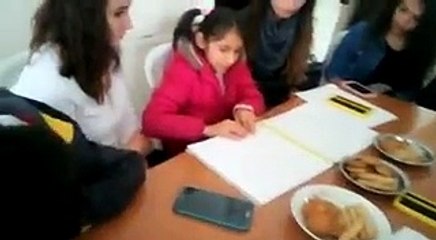 Görme engelli sena hikaye okuyor