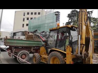 Report TV - Rrëzohet miti 25 vjeçar, Bashkia e Tiranës prish ndërtesat te Opera