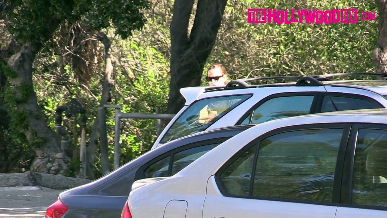 Jennifer Garner Takes Her Kids To The Park & Paints Easter Eggs After Leaving The Gym 3.26