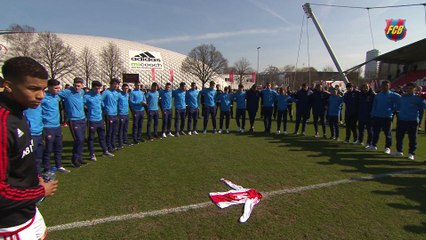 FCB Masia: El juvenil B del Barça i l’Ajax recorden a Cruyff amb un minut de silenci