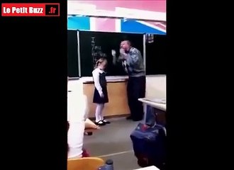 Cette petite fille se fait humiliée devant ses camarades, Elle va se venger ..