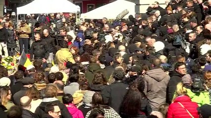 Des militants d'extrême droite défient le rassemblement pacifique