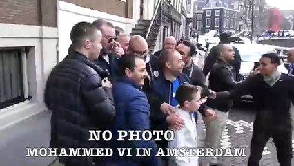 حارس الملك يتضارب مع أحد المصورين الهولنديين أثناء تصويره الملك بهولندا