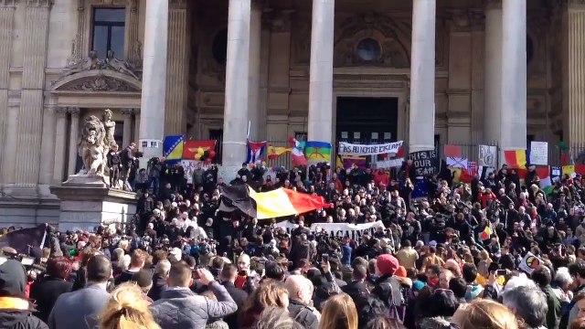 Des hooligans face à la police place de la Bourse