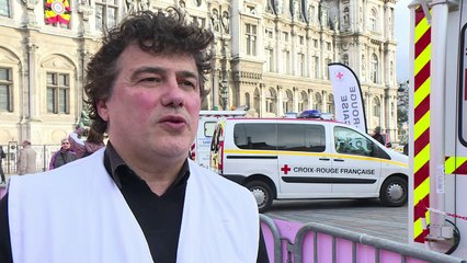 Attentats: apprentissage des gestes qui sauvent à Paris