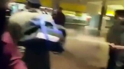 ملعون جمشید کو اسلام آباد ائیرپورٹ پر کتے کی طرح کیسا ذلیل کیا گیا۔۔۔۔ واہ