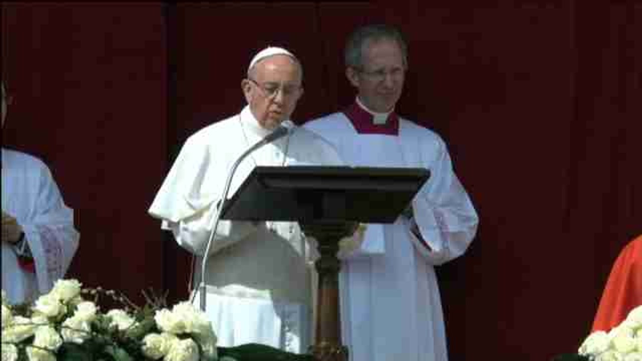 El papa recuerda a las víctimas del terrorismo y pide no olvidar a refugiados