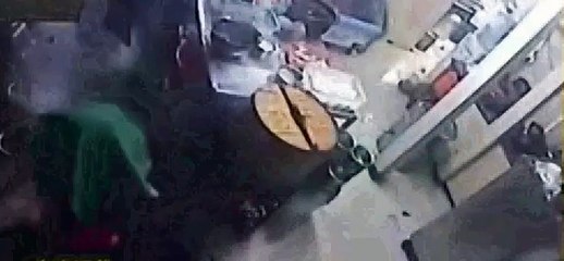 Funcionária atrapalhada derruba botijão de gás enquanto mexe no celular e causa incêndio em restaurante