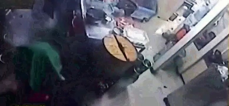 Funcionária atrapalhada derruba botijão de gás enquanto mexe no celular e causa incêndio em restaurante