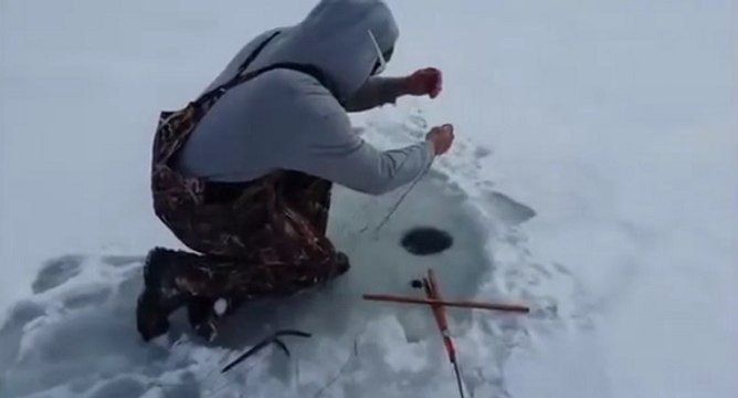 Pêche : il fait une prise surprenante sous la glace