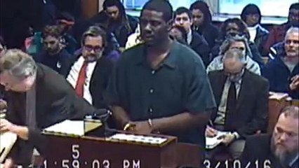 Un accusé chante « Hello » devant un tribunal américain