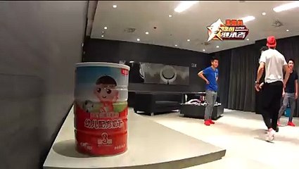 رونالدو يداعب كرة التنس بمهاراة رائعة