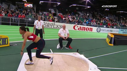 Lancer de poids sur un photographe