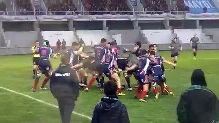 Une bagarre générale pendant un match de rugby entre la Marine Nationale et la Royal Navy