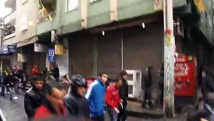 Diyarbakır'da yüzü kapalı göstericiler polise saldırdı