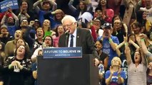 Un oiseau s'invite au meeting de Bernie Sanders