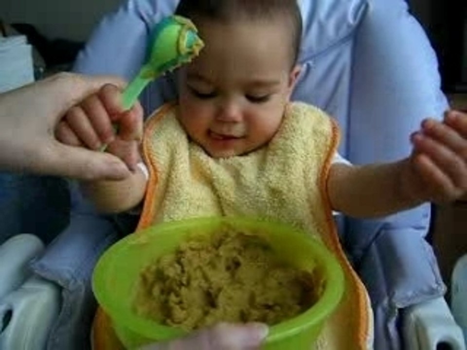 Laure mange toute seule