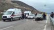 Otomobil, Kontrolden Çıkarak Bariyerlere Çarpıp Karşı Şeride Geçti - 3 Yaralı