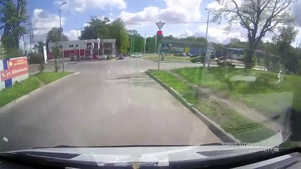 Ce motard s'envole et fini sur les toits de deux voitures !