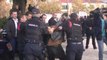 Report TV - Ish-të përndjekurit protestë te  Kuvendi, përplasen me policinë