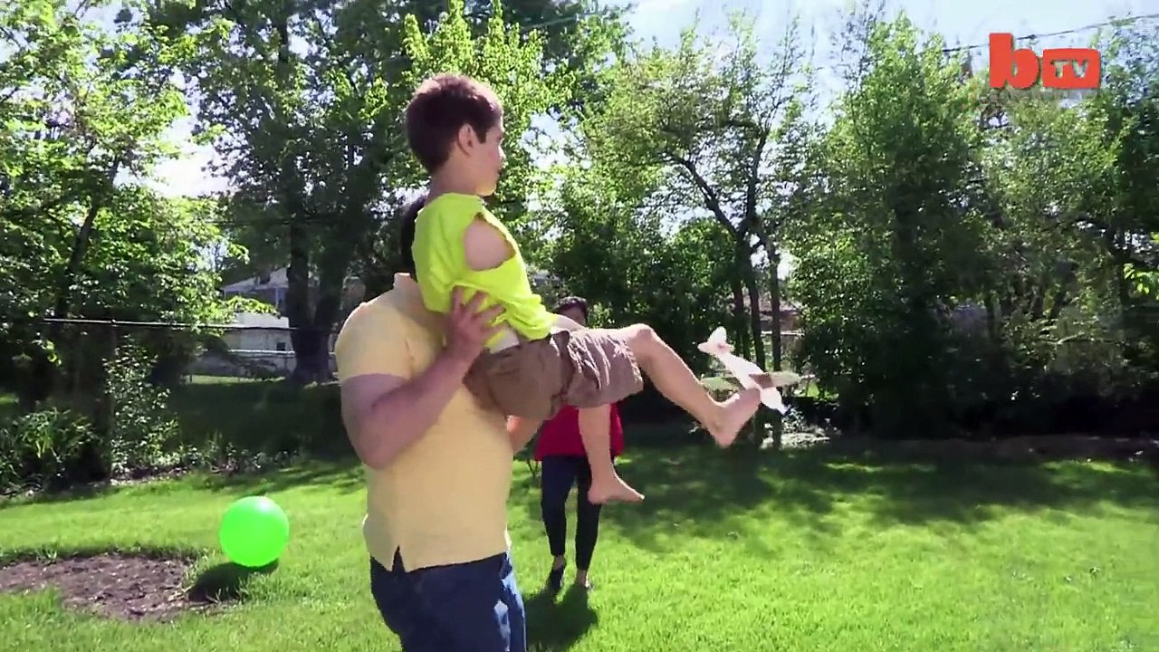 Cette mère et son fils sont nés sans bras. Quand on voit ce quils arrivent à faire ensemble Cest inspirant