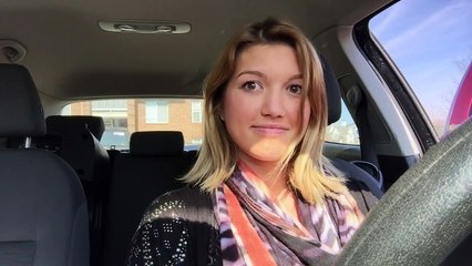 Une chanteuse entend sa chanson à la radio