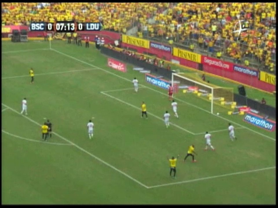 Mano de Romero en el área. El juez no cobró penal