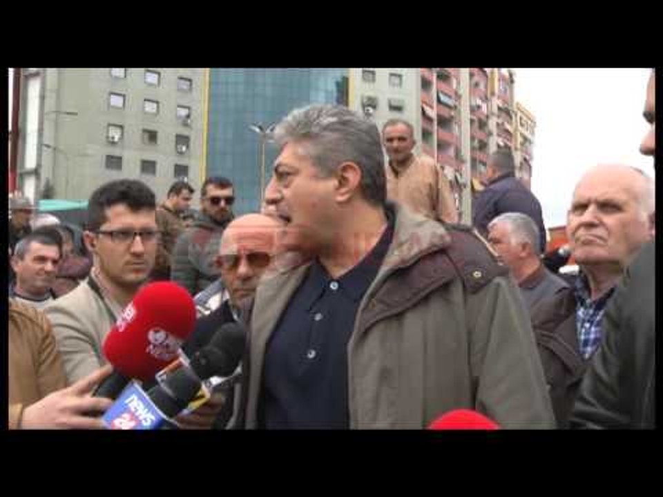 Zgjatimi i bulevardit, banorët në protestë, tentojnë të ngujohen në çadër