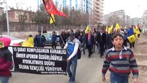 Öcalan posteri ve PKK bayraklarıyla Diyarbakır caddelerinde yürüdüler