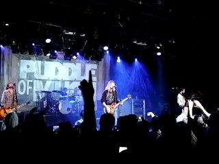puddle of mudd live , blurry , vancouver