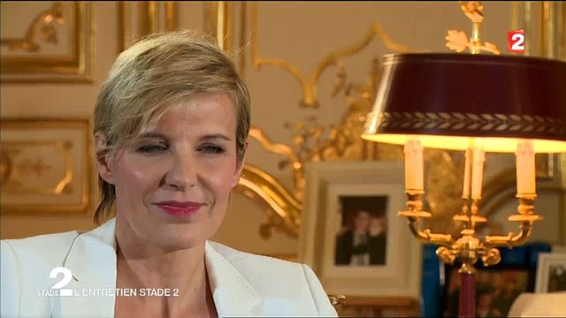 Manuel Valls refuse de commenter la polémique Benzema mais rappelle que les joueurs doivent être exemplaires - Regarde