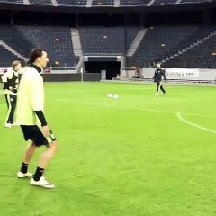 Zlatan régale à l'entraînement avec un lob venu d'ailleurs et un ciseau