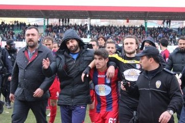 Amatör Maçta Rakibini Isırdı Saha Karıştı