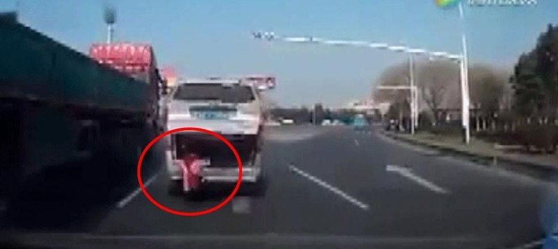Çocuk otobana düştü, sürücünün dikkati faciayı önledi
