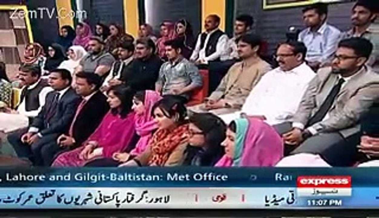 Khaberdar team making fun of Shafqat Amanat for making mistakes in National Anthem